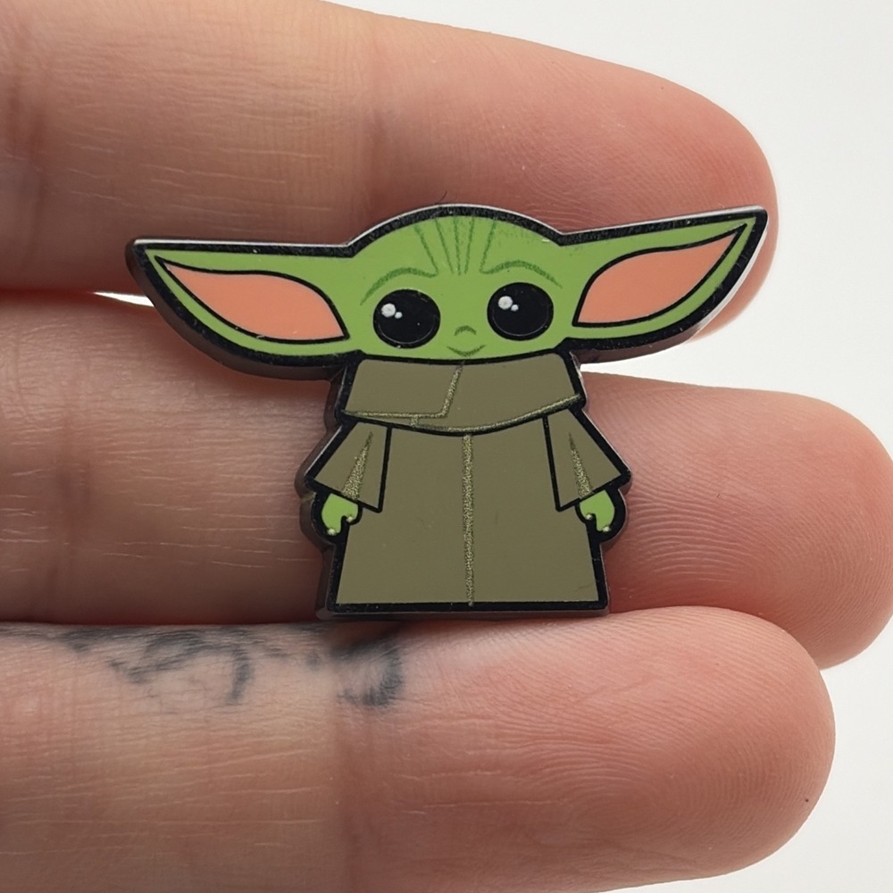 The Mandalorian Star Wars Grogu Baby Yoda Lapel Hat Pin - Picture 1 of 3